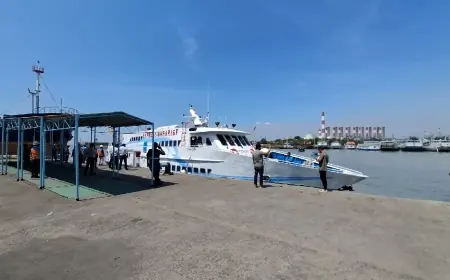 Cerita Penumpang Asal Malaysia Tertunda ke Pulau Bawean Imbas Cuaca Buruk