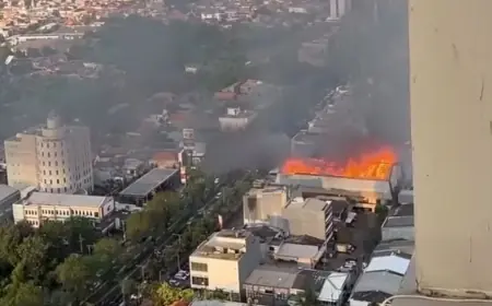 Sering Jadi Tempat Uji Nyali, Lantai Atas Gedung Bekas Bioskop Oscar di Surabaya Terbakar