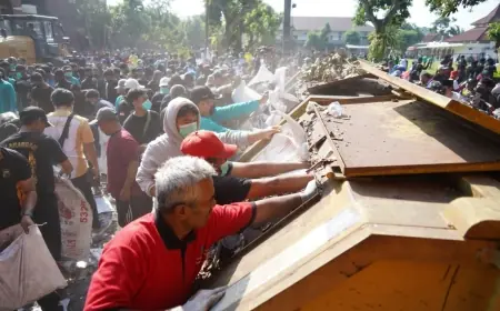 Ribuan Warga Kediri Bahu Membahu Bersihkan Puing-Puing di Kantor Pemkab
