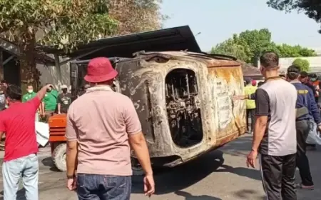 Ribuan Warga Gotong Royong Bersihkan Kantor Pemkab dan DPRD Kediri