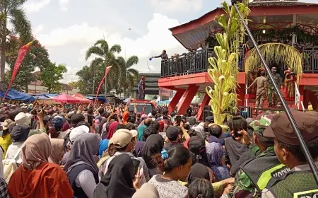 Ngalap Berkah, Ratusan Warga Blitar Berebut Air Jamasan Gong Kiai Pradah