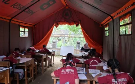 Belasan Siswa SDN 2 Kradinan Tulungagung, Belajar di Tenda Darurat Usai Kelas Rusak Diterjang Longsor
