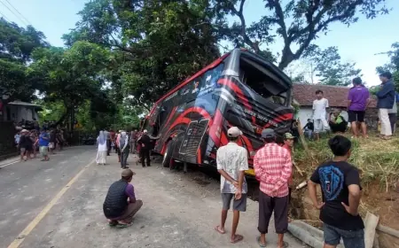 Korban Tewas Kecelakaan Bus di Jalur Bromo Probolinggo Dievakuasi ke RSUD Moh Saleh