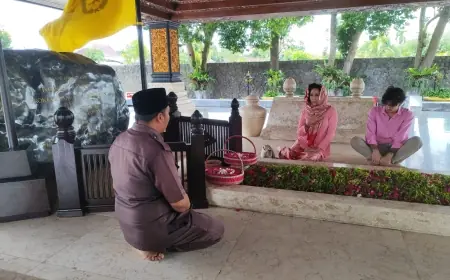 Ziarah ke Makam Bung Karno, Momen Kartika Sari Dewi Melepas Rindu pada Sang Ayah