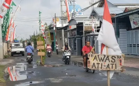 Warga Ngunut Tanam Pohon Pisang di Jalan Rusak Sebagai Bentuk Protes