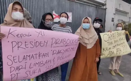 Emak-emak Desak Penutupan Pabrik Peleburan Emas di Surabaya