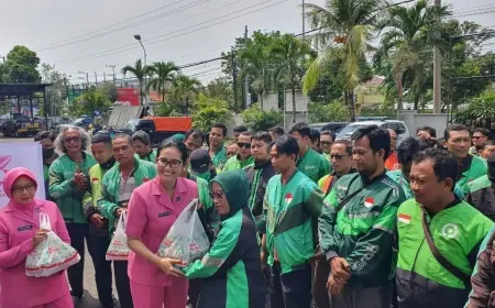Bhayangkari Tuban Bagikan Ratusan Nasi Kotak untuk Tukang Becak dan Ojol