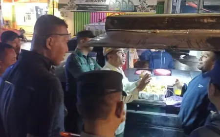 Tim Gabungan Tertibkan PKL Gelar Tikar di Luar Trotoar Alun-Alun Kota Batu