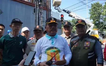 Satpol PP Jombang Tertibkan Tiang dan Kabel Fiber Optik Ganggu Lalu Lintas
