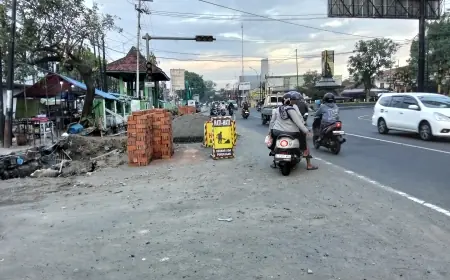 Usai Disidak DPRD Jombang, Material Proyek Trotoar Diduga Picu Kecelakaan Tunggal