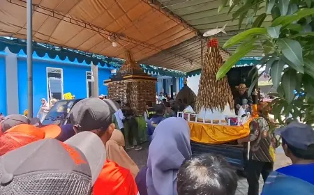 Ratusan Warga Berebut Tumpeng Bandeng di Gresik