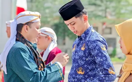 Momen Hari Jadi Kabupaten Pasuruan ke-1096, Bupati Berikan Penghargaan Lencana pada Sekda serta ASN Berdedikasi Tinggi