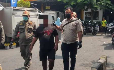 Sepasang ODGJ Melakukan Tindak Asusila di Jalan Usman Sadar Gresik, Petugas Turun Tangan