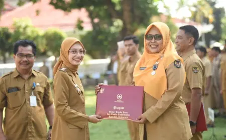 Serahkan SK Kenaikan Pangkat dan Tanda Kehormatan Satyalancana Karya Satya, Mbak Wali : Jadikan Motivasi untuk Terus Berkarya