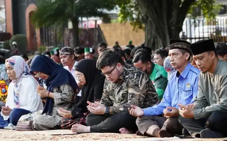 Gelar Doa Bersama di Depan Pemkab Kediri, Mas Dhito: Jangan Berlarut dalam Kesedihan