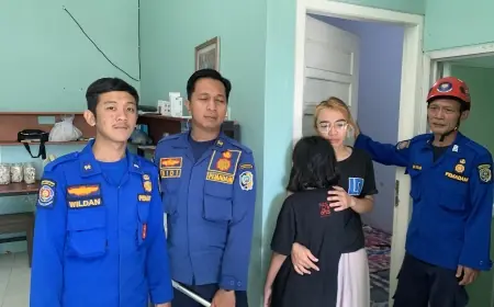Damkar Tulungagung Evakuasi Ibu dan Anak yang Terkunci di dalam Kamar