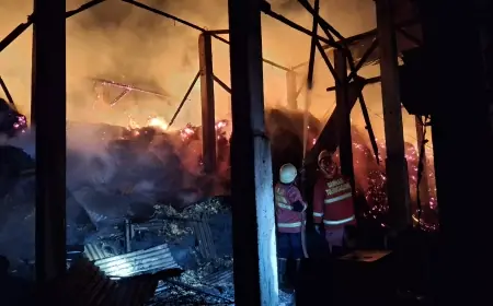 Tempat Penggilingan Tebu di Sumbergempol Tulungagung Terbakar, Gudang Ludes Dilalap Api