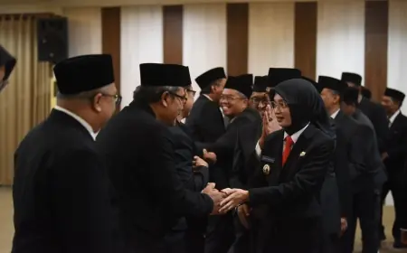 Mbak Wali Lantik 23 Pejabat Tinggi Pratama, Dorong Profesionalisme dan Semangat Pengabdian