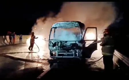Api Lahap Bus di Exit Tol Singosari Malang, Penumpang Berhasil Dievakuasi