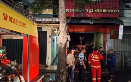Kebakaran Gerai Roti di Tulungagung, Karyawan Selamat Usai Panjat Atap