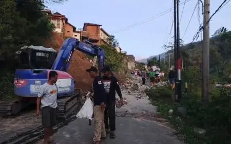 Tembok Penahan Tanah di Pacet Mojokerto Runtuh, Timpa Pengguna Jalan dan Rumah Warga