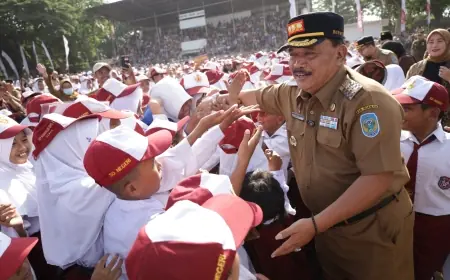 7.309 murid SD dan 2.949 murid SMP se Nganjuk Terima Beasiswa Berprestasi dari Bupati