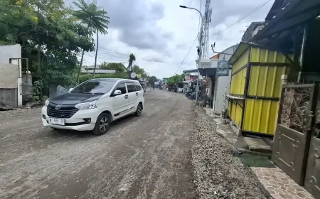 Nasib Pedagang di Tengah Perbaikan Jalan di Gresik: Omset Anjlok dan Sebagian Tutup Merugi