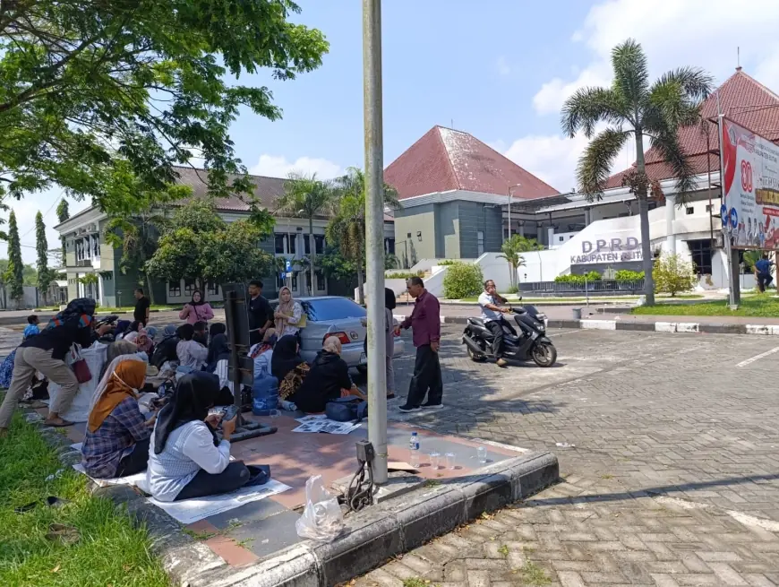 Imbas Aksi Pembakaran Kantor DPRD Kabupaten Blitar Oleh Massa, Pegawai Tetap Kerja, Tapi di Halaman