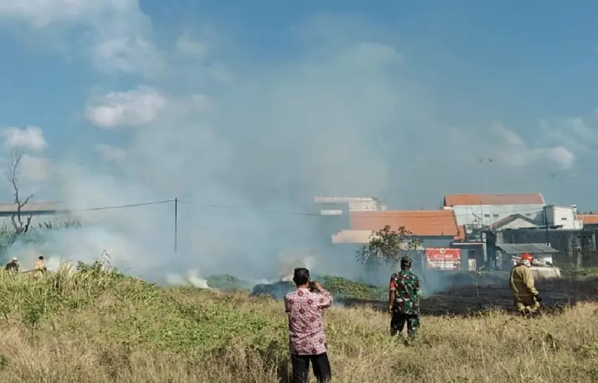 Pembakaran Sampah di TPS Liar Gresik Nyaris Merembet ke Pemukiman, Petugas Turun Tangan