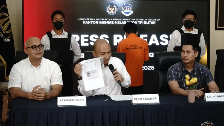 Langgar Izin Tinggal, Imigrasi Blitar Deportasi WNA Asal Malaysia