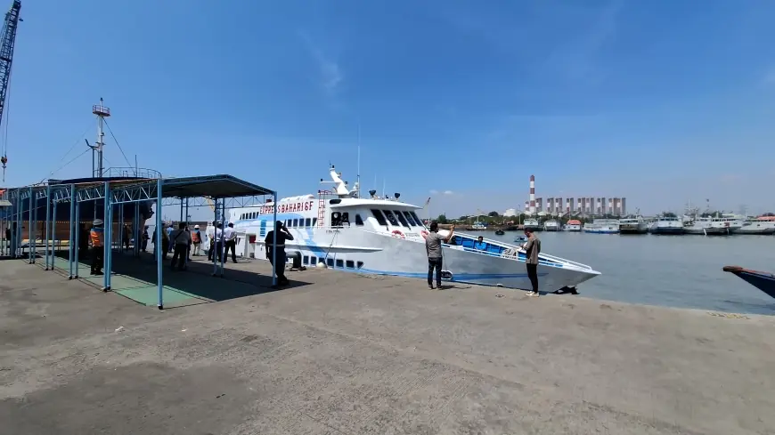Cuaca Buruk, Ratusan Penumpang Kapal Menuju Pulau Bawean Tertahan di Pelabuhan Gresik
