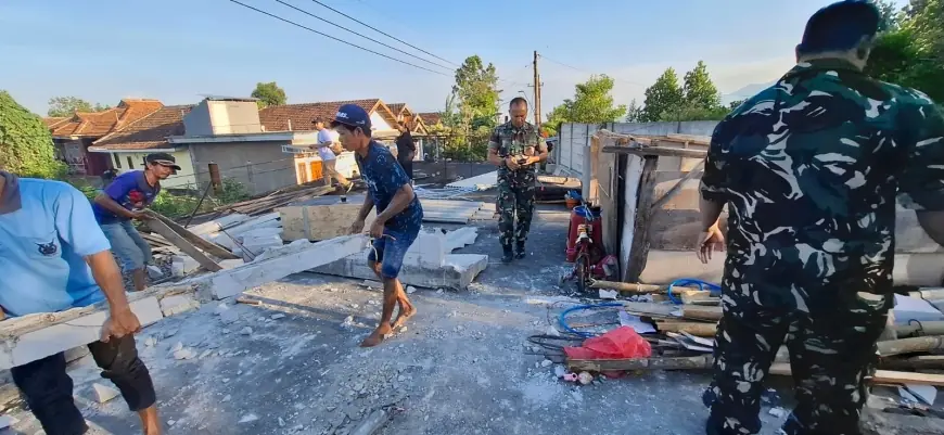 Atap Rumah di Giripurno Ambruk Diterjang Angin Kencang, BPBD Batu Lakukan Penanganan Cepat