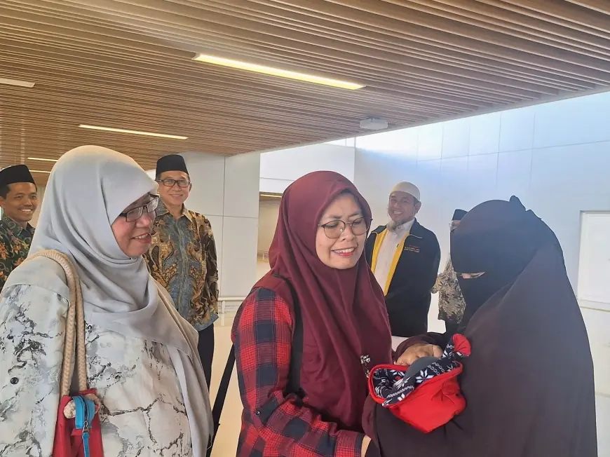 Lahir saat Ibunya Tawaf di Masjidil Haram, Bayi Prematur saat Prosesi Haji 2025 Tiba di Tanah Air