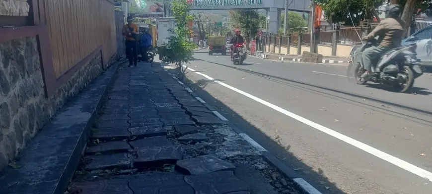 Trotoar Jalan Ahmad Yani Kota Batu Rusak, Warga Keluhkan Minimnya Perhatian