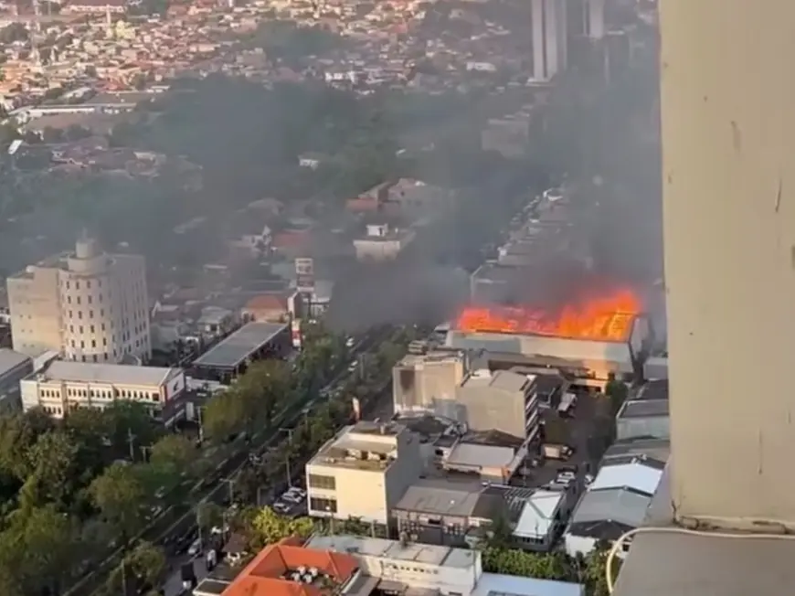 Sering Jadi Tempat Uji Nyali, Lantai Atas Gedung Bekas Bioskop Oscar di Surabaya Terbakar