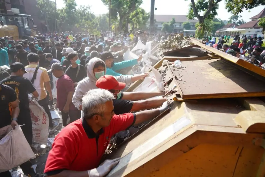 Ribuan Warga Kediri Bahu Membahu Bersihkan Puing-Puing di Kantor Pemkab