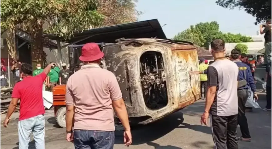 Ribuan Warga Gotong Royong Bersihkan Kantor Pemkab dan DPRD Kediri