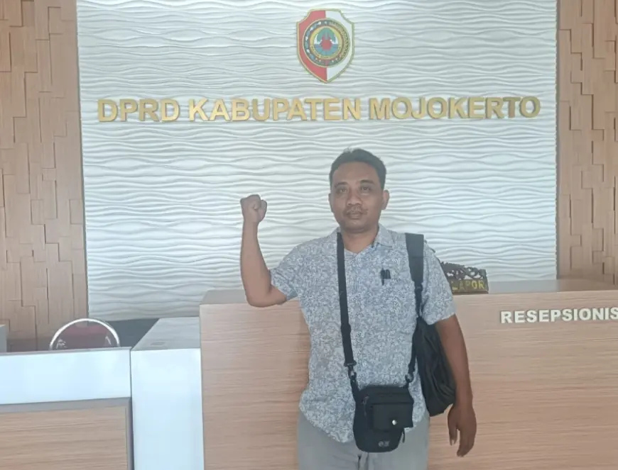 Warga Mojokerto Datangi Gedung DPRD  Sendirian Bawa 4 Tuntutan