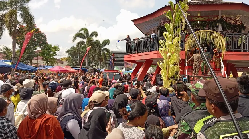Ngalap Berkah, Ratusan Warga Blitar Berebut Air Jamasan Gong Kiai Pradah