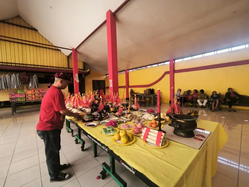 Sembahyang Arwah dan Perayaan Kong Co Warnai Bulan Tujuh di Klenteng Sumber Naga