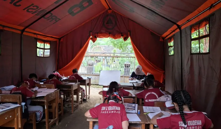 Belasan Siswa SDN 2 Kradinan Tulungagung, Belajar di Tenda Darurat Usai Kelas Rusak Diterjang Longsor