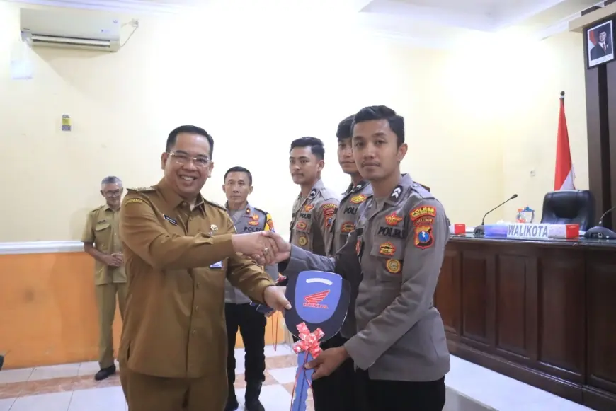 Dukung Pelaksanaan Program Polisi RW, Pemkot Probolinggo Bagikan 30 Sepeda Motor