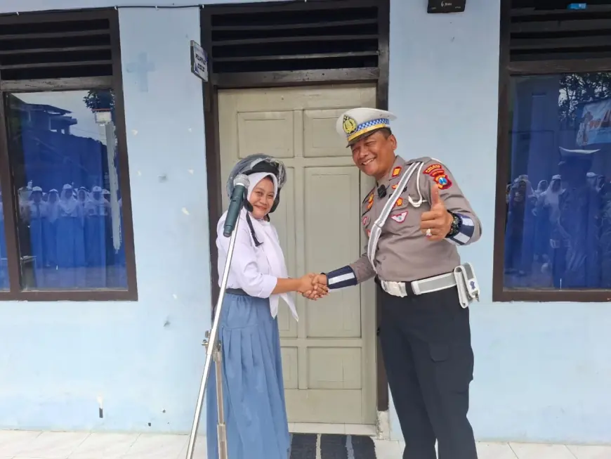 Sambut Hari Lalu Lintas Bhayangkara, Polres Trenggalek Bagi-Bagi Hadiah untuk Pelajar