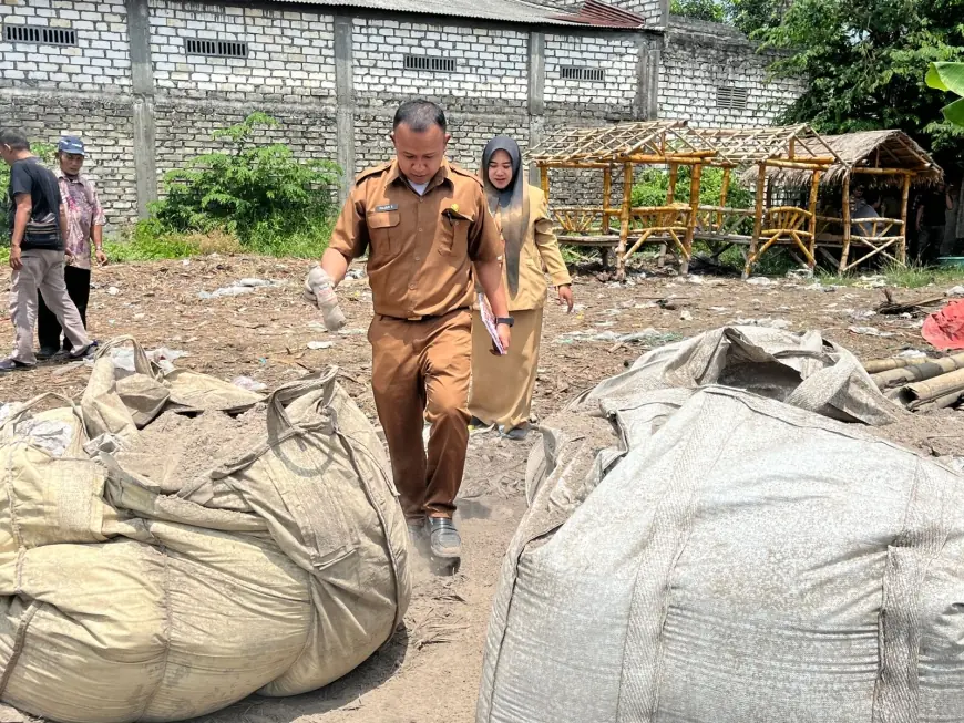 Belasan Kantong Jumbo Berisi Limbah Ditemukan di Pemukiman Warga Desa Abar-abir Gresik