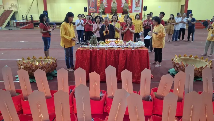 Ritual Sembahyang Arwah di Kelenteng Tjoe Tik Kiong Tulungagung, Doa untuk 900 Lebih Leluhur