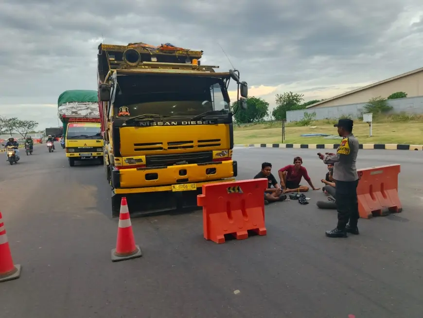 Pasca Deklarasi Kepatuhan Larangan Jam Operasional di Gresik, Puluhan Truk Bandel Ditertibkan