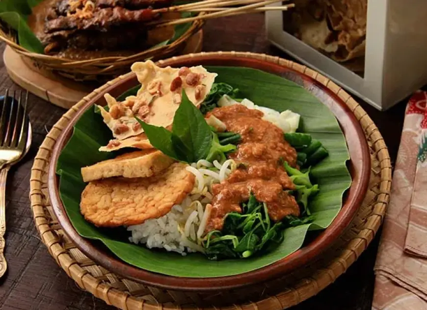 Pecel Madiun, Sajian Tradisional dengan Bumbu Kacang Legendaris