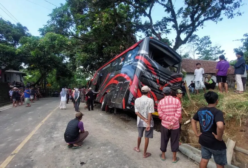 Korban Tewas Kecelakaan Bus di Jalur Bromo Probolinggo Dievakuasi ke RSUD Moh Saleh
