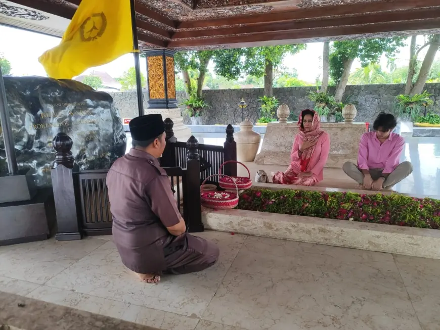 Ziarah ke Makam Bung Karno, Momen Kartika Sari Dewi Melepas Rindu pada Sang Ayah
