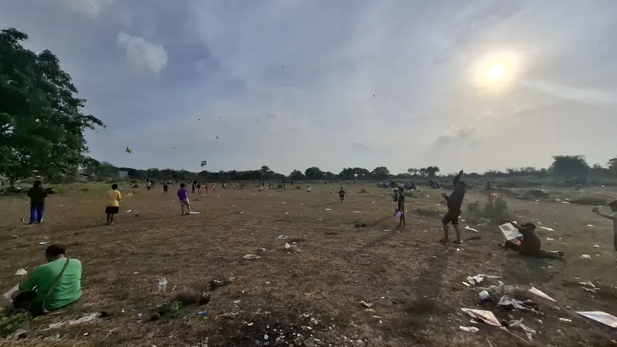 Lahan Kosong di Gresik Jadi Favorit Warga Bermain Layang-Layang, Refleksi Mainan di tengah Kota Industri